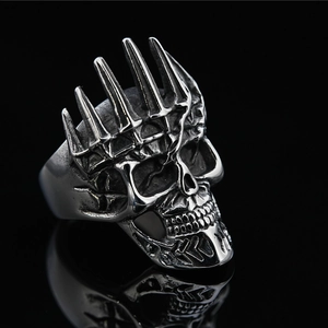 Bague tête de mort punk avec couronne en acier inoxydable et reflets noirs