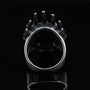 Bague punk gothique à griffes argentées avec finition vintage sur fond noir élégant