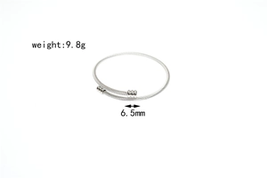 Détail du bracelet en acier titane torsadé montrant le poids de 9,8g et l'écart de 6,5mm