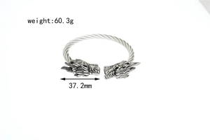 Détail d'un bracelet dragon vintage en acier montrant 37,2 mm de large et 60,3 g
