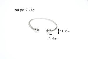 Détail du bracelet ouvert en acier torsadé avec des sphères polies de 11,9 mm