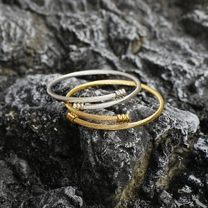 Bracelet Jonc Unisexe en Acier au Titane Torsadé Minimaliste Ouvert Style Industriel Ajustable Bijoux de Mode Cadeau