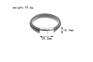 Details eines braunen Lederarmbands mit silbernem Magnetverschluss und Maßangaben