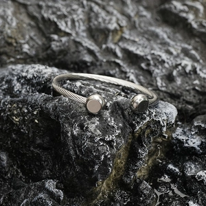 Bracelet jonc ouvert minimaliste en acier argenté torsadé avec embouts sphériques