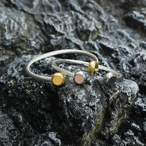 Bracelet jonc ouvert minimaliste en acier inoxydable avec accents sphériques bicolores