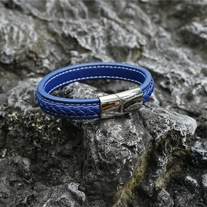 Herren Lederarmband in Blau geflochten mit Magnetverschluss auf Lavastein