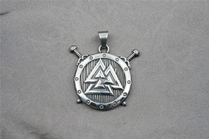 Dettaglio del ciondolo scudo vichingo e spade incrociate con simbolo Valknut in acciaio