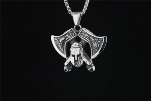 Détail du pendentif guerrier viking avec haches croisées et gravures de dragon