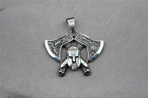 Détail macro du pendentif masque de guerrier viking et double hache en argent vieilli