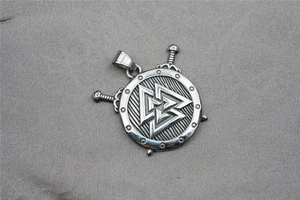 Dettaglio del ciondolo a scudo vichingo vintage con simbolo Valknut e spade incrociate
