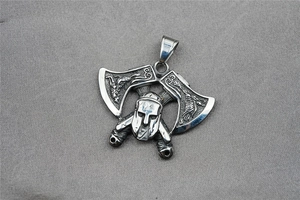 Détail du pendentif hache double viking et casque guerrier avec gaufrage de dragon
