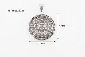 Detail eines Vintage-Sonnenkalender-Anhängers mit 41,4 mm Durchmesser und 26,2 g Gewicht
