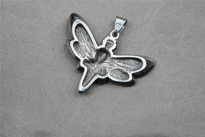 Vue macro du pendentif papillon crâne 3D montrant les détails texturés des ailes