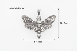 Vue détaillée du pendentif papillon squelette avec dimensions 57,1 mm par 42,9 mm
