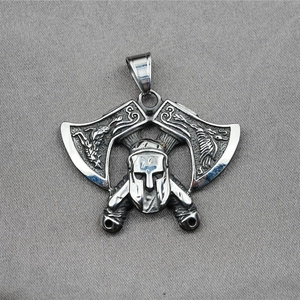 Pendentif Viking vintage avec doubles haches et casque spartiate en acier vieilli