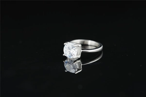 Dettaglio macro di un anello solitario in argento con moissanite rotonda e castone a quattro griffe