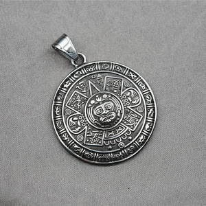 Vintage runder Medaillon-Anhänger mit Azteken-Sonnenstein-Relief und Retro-Finish