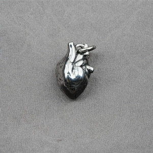 Gotische 3D anatomische Herz-Halskette aus poliertem Silber für Punk-Streetwear-Style