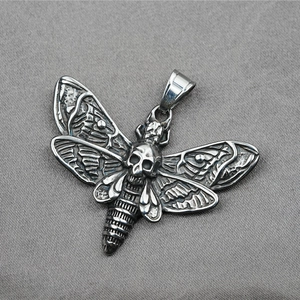 Pendentif tête de mort papillon vintage en argent et acier titane style gothique