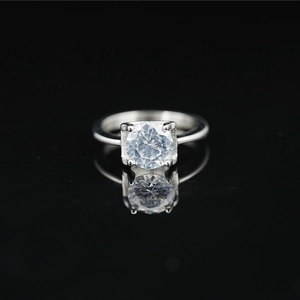Classico Anello Con Moissanite a Taglio Tondo In Acciaio Al Titanio Con Incastonatura a Quattro Griffe Gioielli Da Sposa Donna
