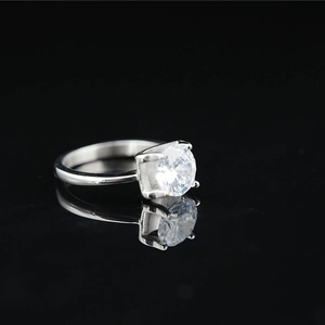Anello di fidanzamento classico in acciaio al titanio e moissanite su specchio nero