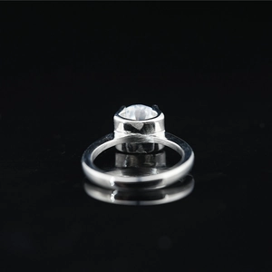 Anello classico in acciaio al titanio e moissanite con finitura lucida su riflesso nero
