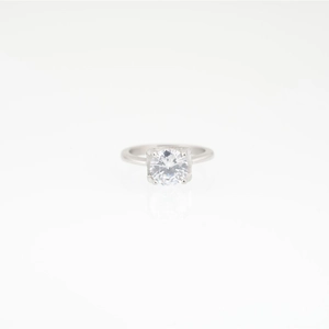 Anello di fidanzamento elegante in acciaio al titanio con moissanite rotonda e finitura argento