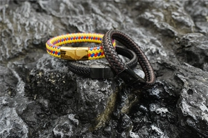 Bracelets en cuir tressé avec fermoirs magnétiques sur un fond en pierre sombre et robuste