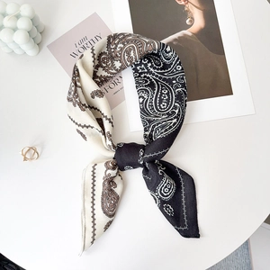 Elegante foulard quadrato in seta con motivo paisley e design patchwork nero e marrone