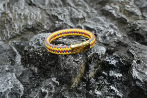 Vue détaillée du bracelet en cuir tressé tricolore avec fermoir magnétique doré