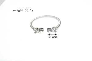 Detalle de pulsera trenzada con cabezas de dragón mostrando el peso 30,1g y la medida