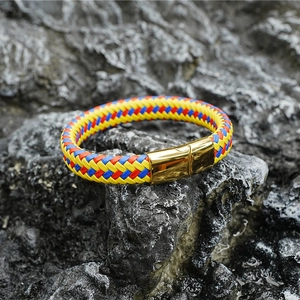 Bracelet tressé en cuir avec cordons rouge, jaune, bleu et fermoir magnétique doré