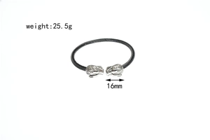 Vue détaillée du bracelet torsadé noir avec têtes de loup et étiquette de poids 25,5g