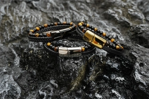 Gros plan détaillé de bracelets en cuir perlé œil de tigre avec fermoirs magnétiques en métal