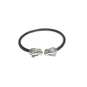 Bracelet torsadé en acier titane avec têtes de loup argentées sur un câble noir tressé