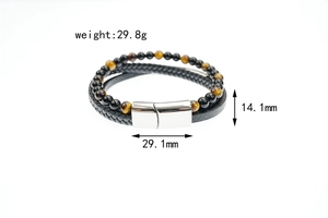 Détail du bracelet triple couche en perles et cuir avec fermoir magnétique en acier inox