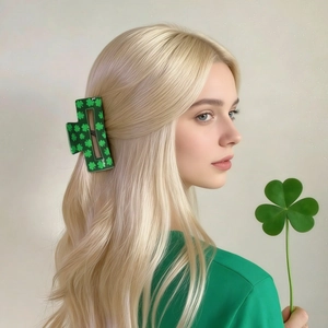 Dettaglio del fermaglio per capelli con trifoglio verde su capelli biondi per San Patrizio