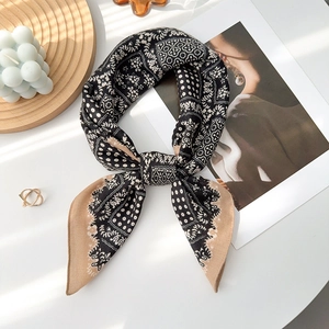 Carré de soie chic à pois noirs et blancs avec bordure beige pour un style polyvalent
