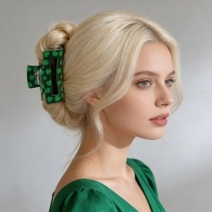 Molla per capelli rettangolare verde con motivo a quadrifoglio indossata da modella