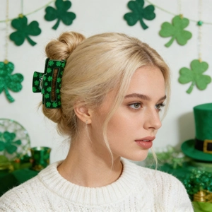 Pinza per capelli con trifoglio verde per San Patrizio indossata da modella