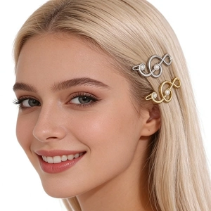 Eleganti fermagli per capelli a nota musicale con perle e strass su capelli biondi