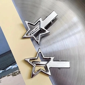 Lot de deux barrettes en métal argenté en forme d'étoile avec texture brossée