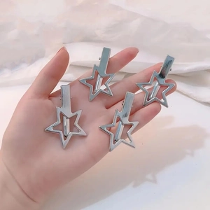 Barrettes à cheveux en forme d'étoile argentée avec texture métallique brossée