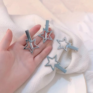 Lot de quatre barrettes en métal argenté en forme d'étoile pour une coiffure femme élégante