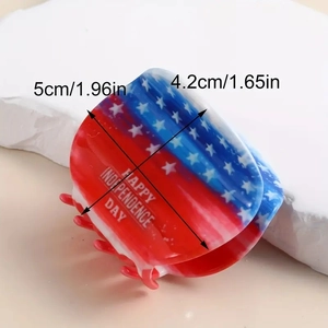 Détail de la pince à cheveux drapeau USA montrant la taille 5cm et texte de fête