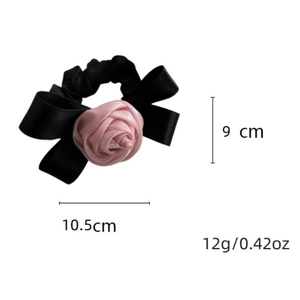 Chouchou élégant en satin noir avec nœud et décoration de fleur rose en tissu
