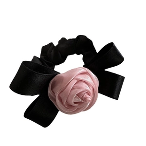 Chouchou élégant avec rose rose et nœud noir pour coiffure femme de style coréen