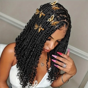 Elegante set de pinzas para el cabello con mariposas doradas en peinado trenzado