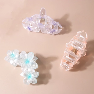 Lot de 3 pinces à cheveux fleur de frangipanier nacrées de 9 cm en résine pastel