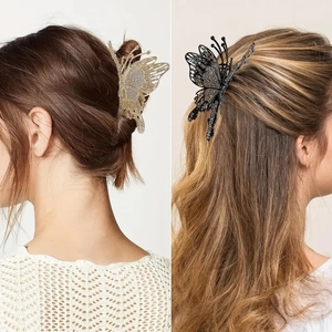 Pinza para el pelo de mariposa dorada con diamantes de imitación mostrada en dos modelos